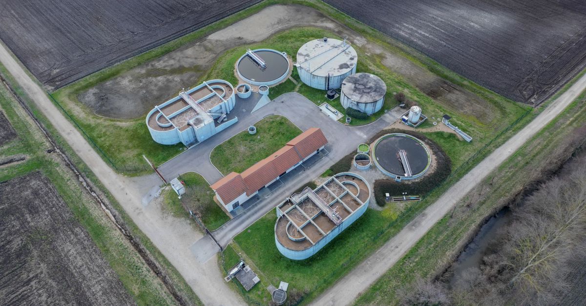 Vista aérea de estação de tratamento de efluentes com tanques e áreas verdes